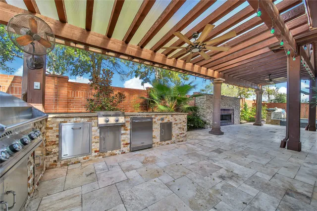 a view of a house with backyard