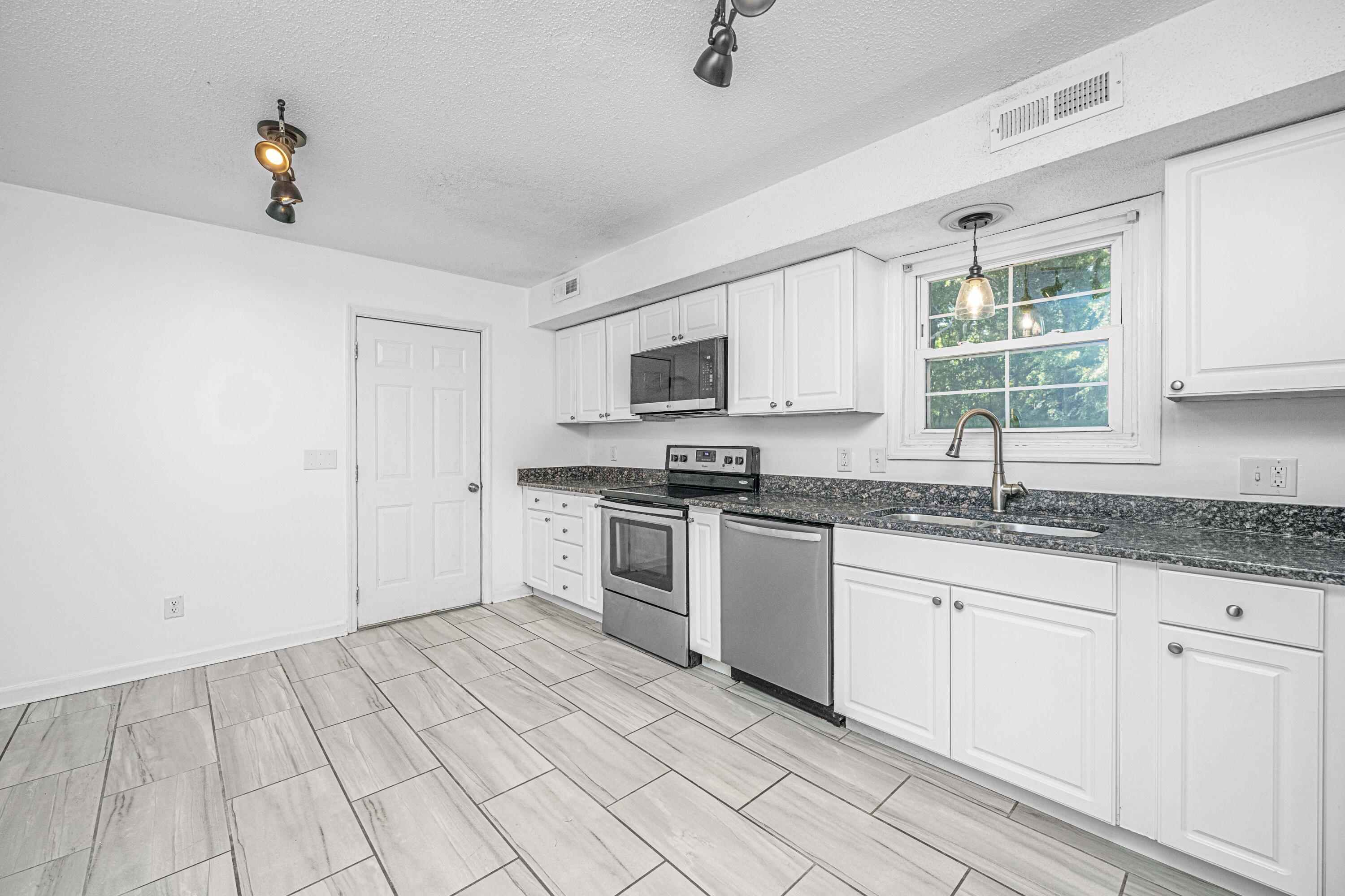 341 Oxford Road Ladson, SC 29456 - Photo 7 of 24 341OxfordRd014