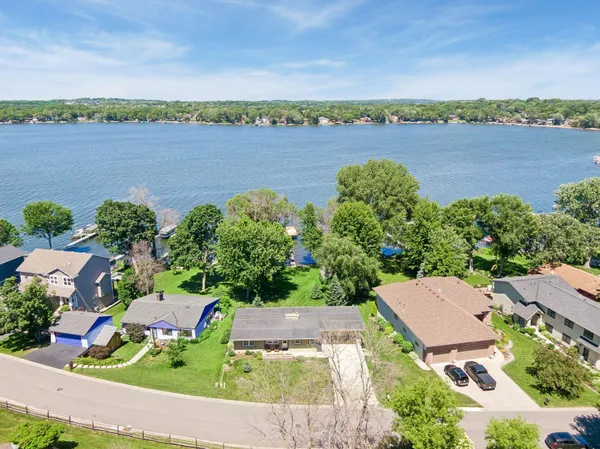 $900,000 | 2760 South Shore Drive, Prior Lake, MN 55372