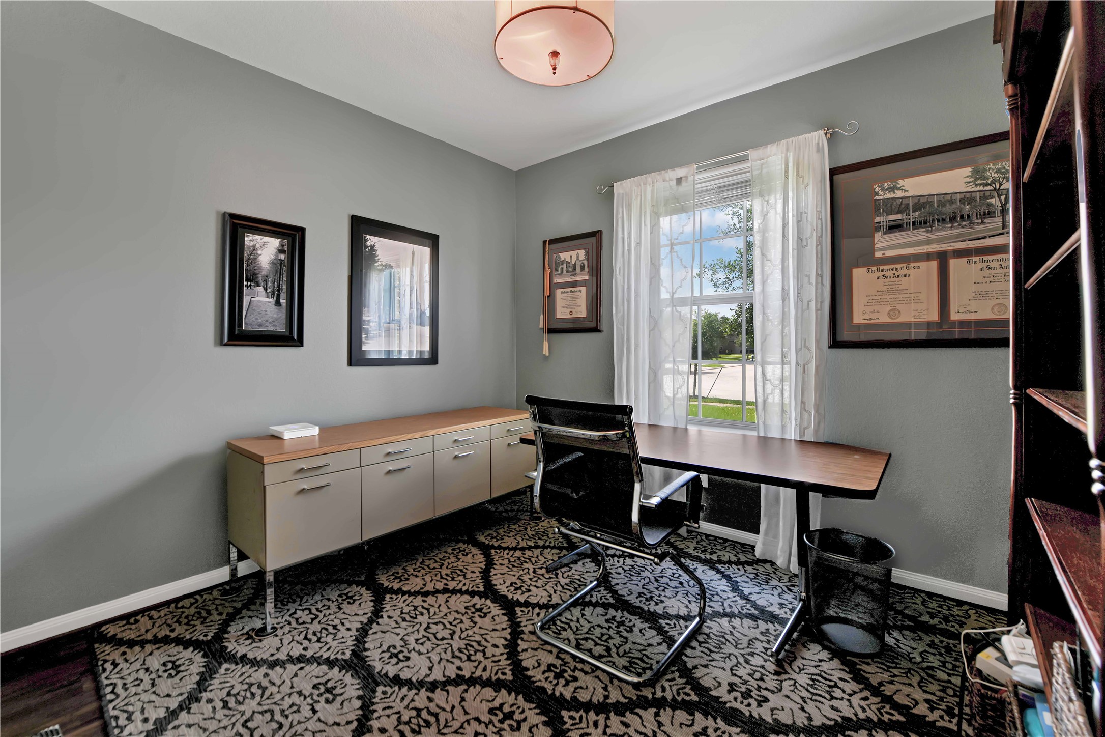 1827 Garnet Breeze Drive Rosharon, TX 77583 - Photo 20 of 23 a room with table chairs and windows