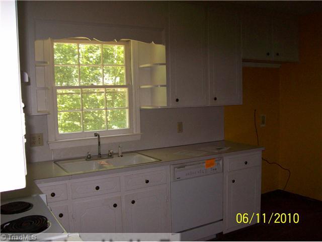 901 Redding Road Asheboro, NC 27203 - Photo 8 of 10 Kitchen.