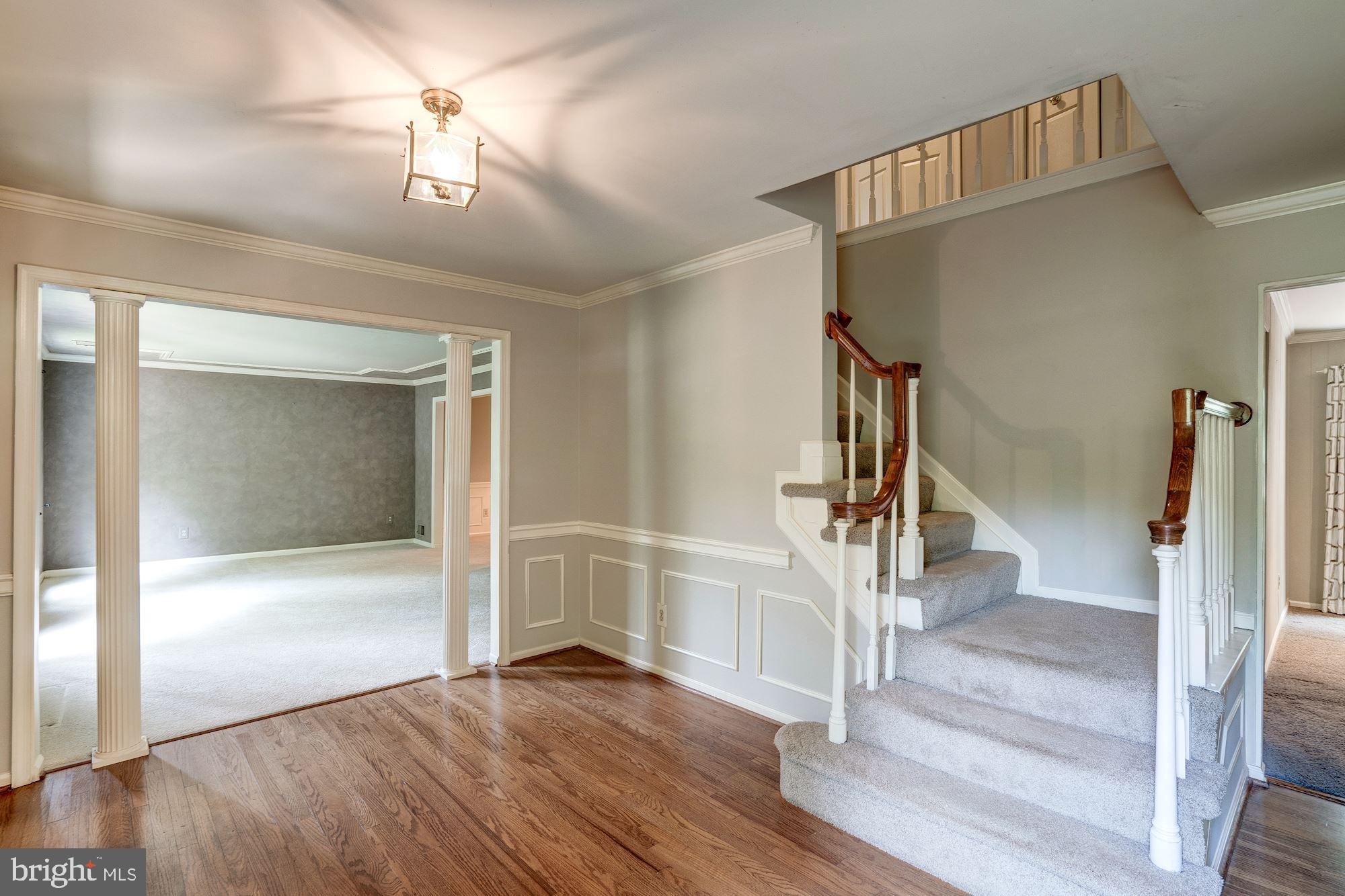 5 Clapham Court Sterling, VA 20165 - Photo 3 of 16 Welcoming Entry Hall