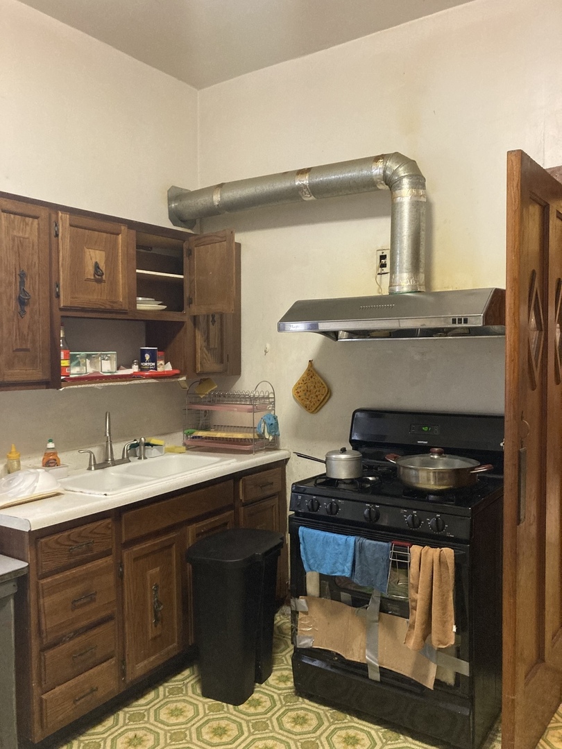 910 West 32nd Place Chicago, IL 60608 - Photo 12 of 28 a kitchen with a stove and a sink