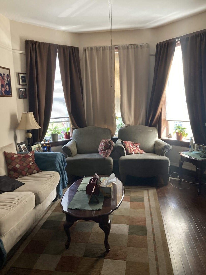 910 West 32nd Place Chicago, IL 60608 - Photo 13 of 28 a living room with furniture and a window