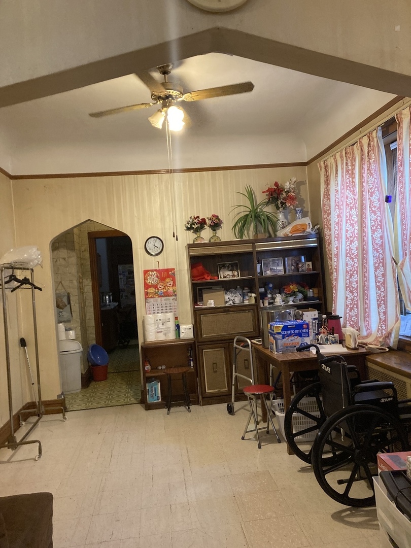 910 West 32nd Place Chicago, IL 60608 - Photo 4 of 28 a view of a room with gym equipment