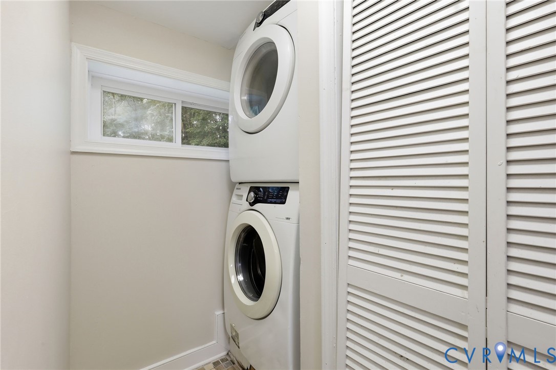 10152 Georgetown Road Mechanicsville, VA 23116 - Photo 28 of 35 a utility room with dryer and washer