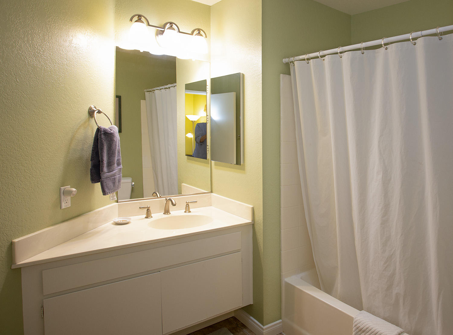 322 La Salle Road Goleta, CA 93117 - Photo 20 of 28 En-suite bath second bedroom