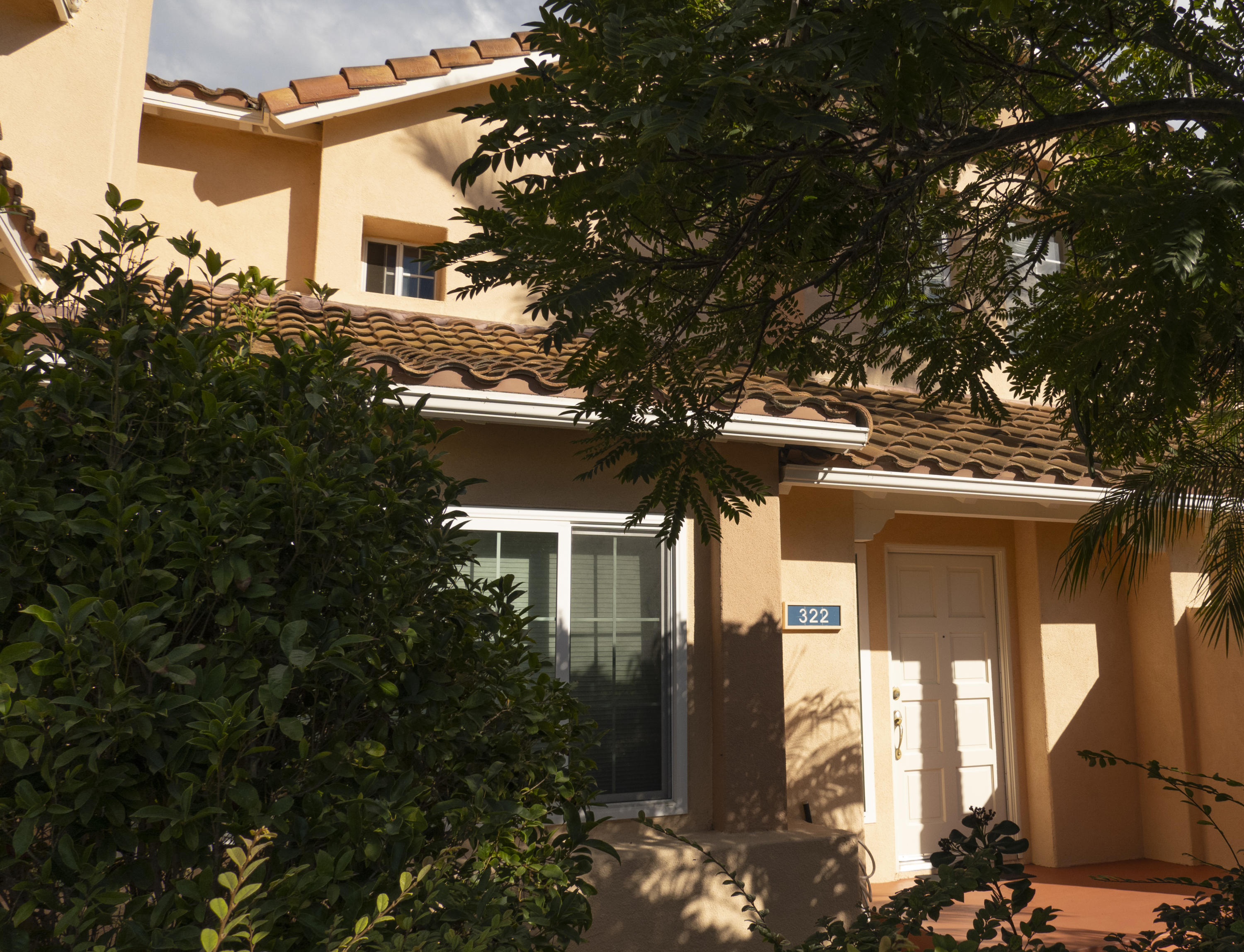 322 La Salle Road Goleta, CA 93117 - Photo 3 of 28 Entry
