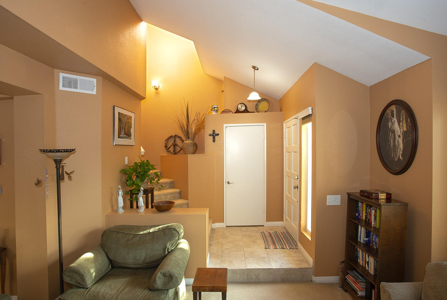 322 La Salle Road Goleta, CA 93117 - Photo 4 of 28 Livingroom entry