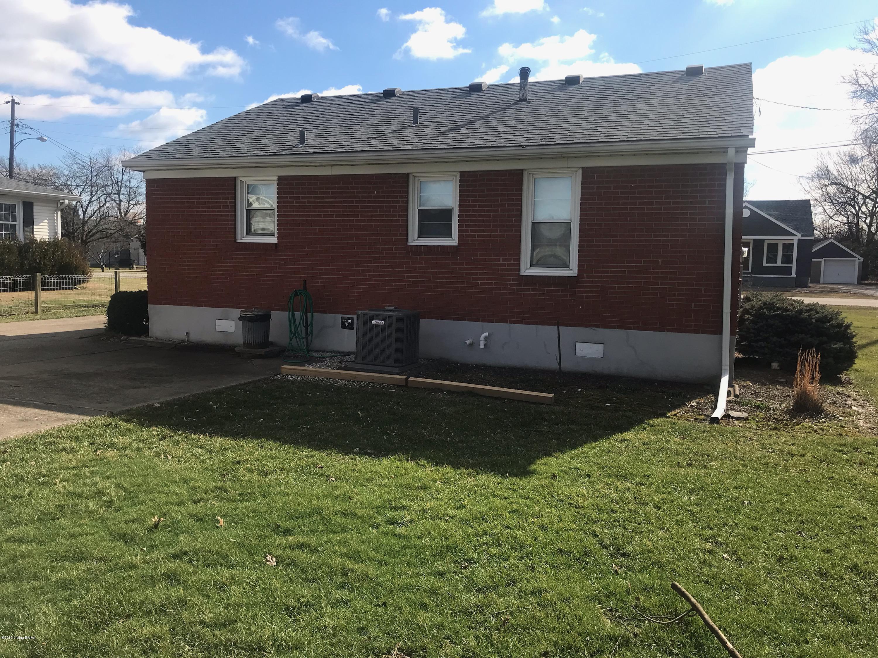 2926 Gudgel Road Louisville, KY 40211 - Photo 5 of 16 IMG_1949