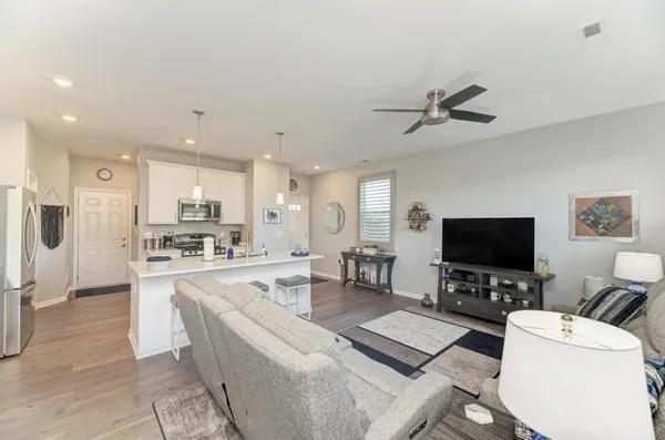 $379,900 | 126 Kingsport Drive, South Elgin, IL 60177