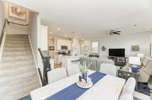 $379,900 | 126 Kingsport Drive, South Elgin, IL 60177