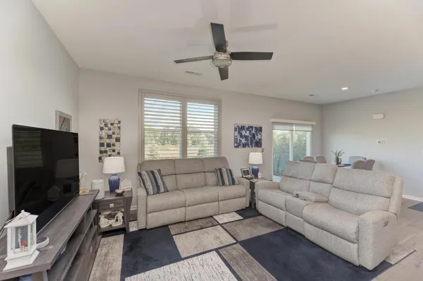 $379,900 | 126 Kingsport Drive, South Elgin, IL 60177