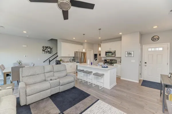 $379,900 | 126 Kingsport Drive, South Elgin, IL 60177