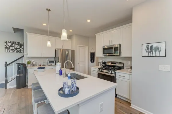 $379,900 | 126 Kingsport Drive, South Elgin, IL 60177
