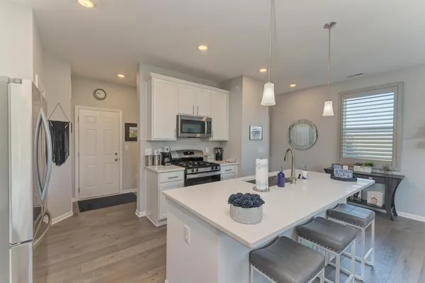 $379,900 | 126 Kingsport Drive, South Elgin, IL 60177