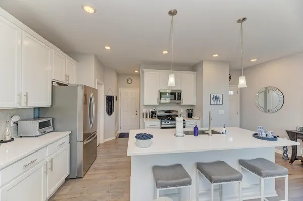 $379,900 | 126 Kingsport Drive, South Elgin, IL 60177