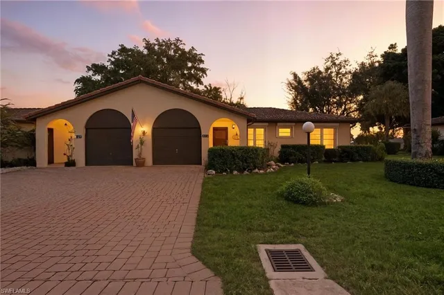 a view of a house with a backyard