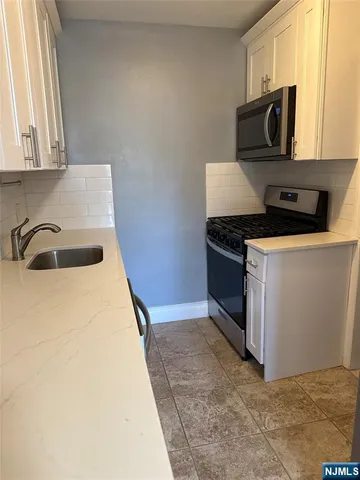 $2,700 | 166 Grand Avenue, Unit D7, Englewood, NJ 07631