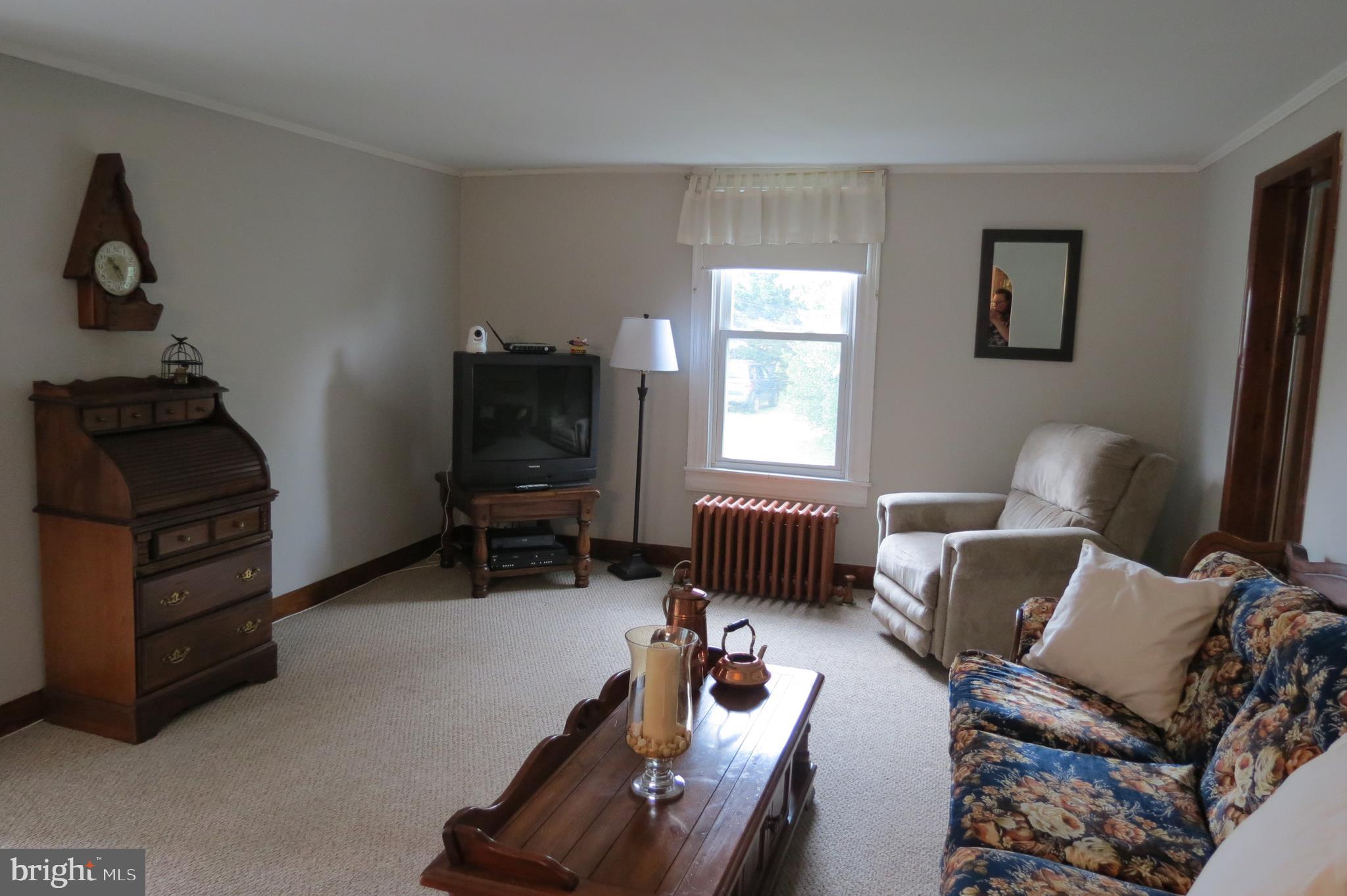 157 Riverside Road Baltimore, MD 21221 - Photo 12 of 44 Spacious living room
