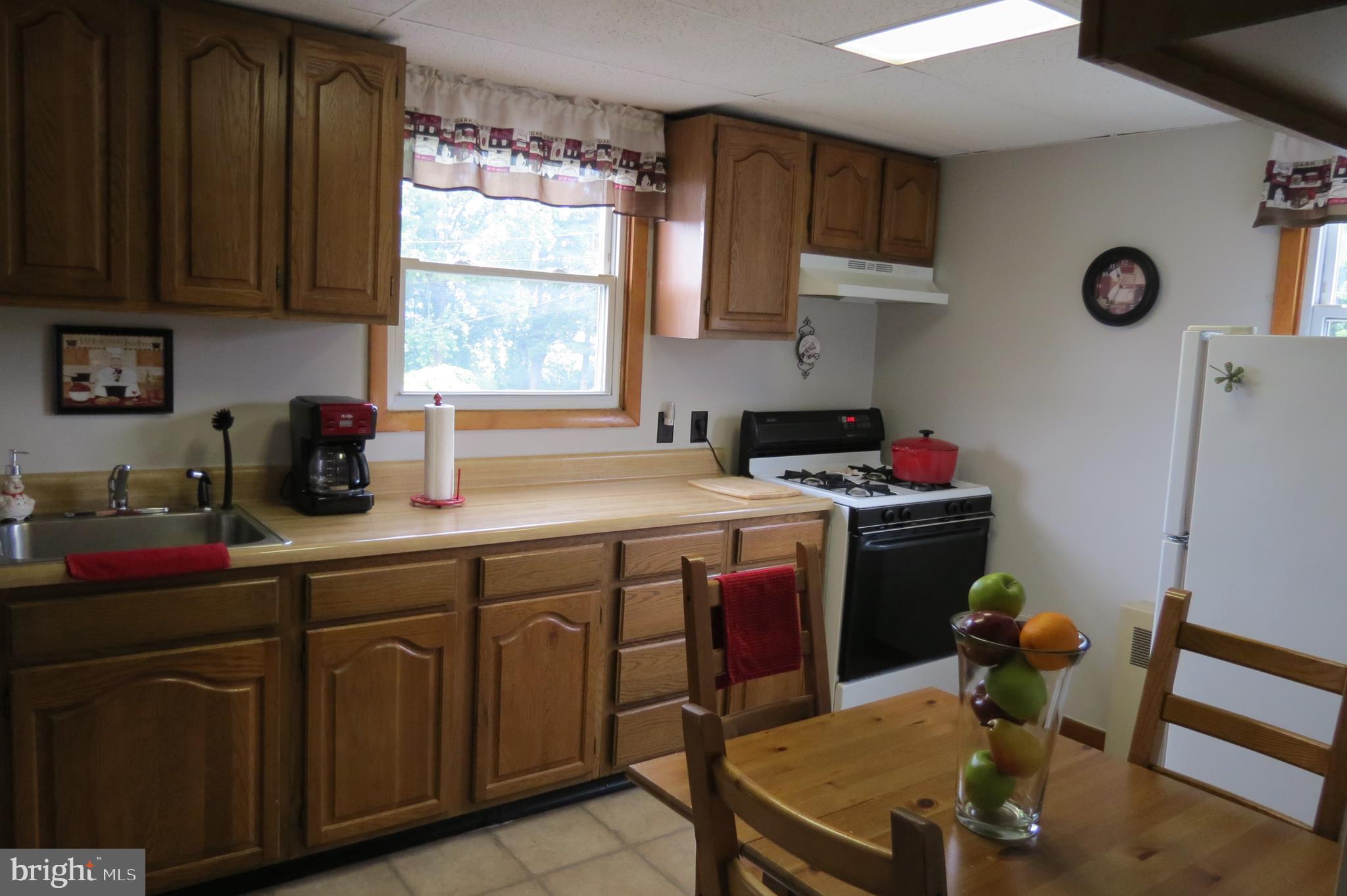 157 Riverside Road Baltimore, MD 21221 - Photo 16 of 44 Kitchen with table space