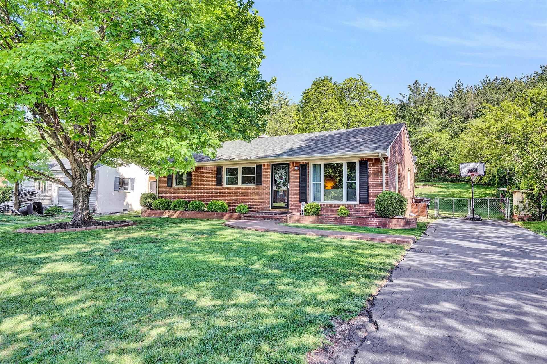 5313 Grandin Rd Extension Roanoke, VA 24018 - Photo 2 of 21 01-DSC2544