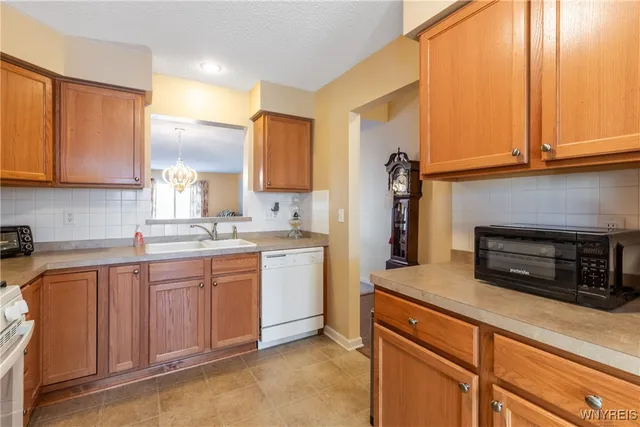 $279,900 | 34 Glenfield Drive, West Seneca, NY 14224