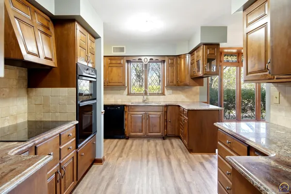 $895,000 | 1315 Northeast 46th Street, Topeka, KS 66617