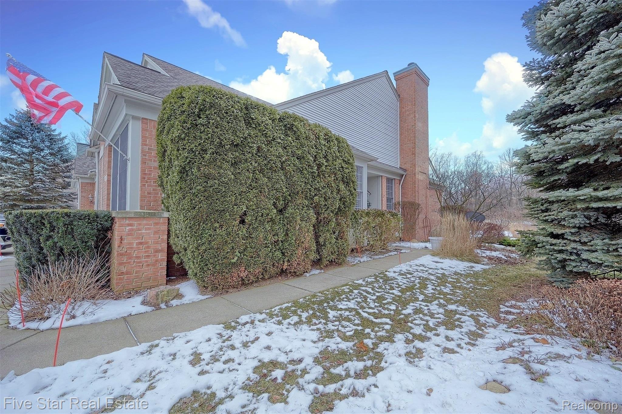 3681 Tremonte Circle Rochester, MI 48306 - Photo 33 of 43 33-Side-View.jpg