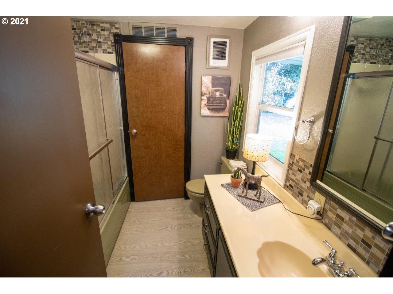 2091 Harbor Drive Springfield, OR 97477 - Photo 22 of 26 a bathroom with a sink a mirror and a shower