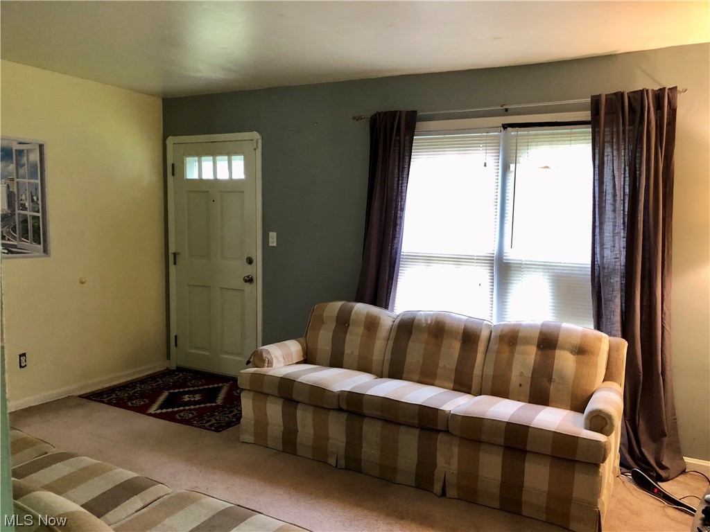 18421 Homeway Road Cleveland, OH 44135 - Photo 14 of 27 View of carpeted living room