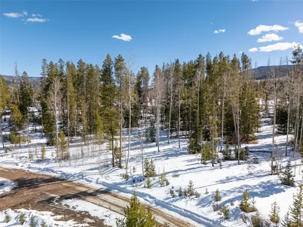 a view of a yard in front of a house