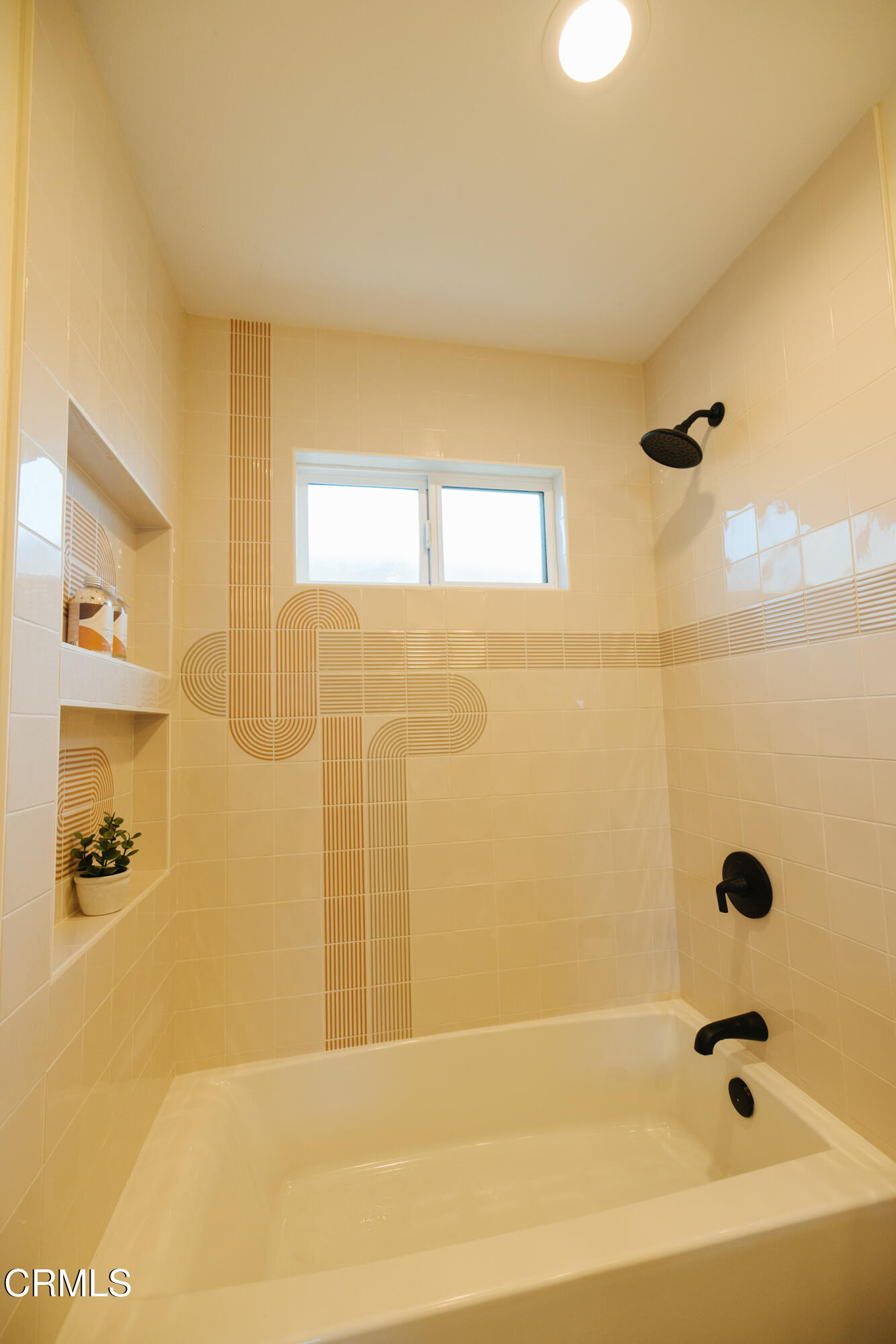 152 Arcade Drive Ventura, CA 93003 - Photo 18 of 25 a bathroom with a bathtub