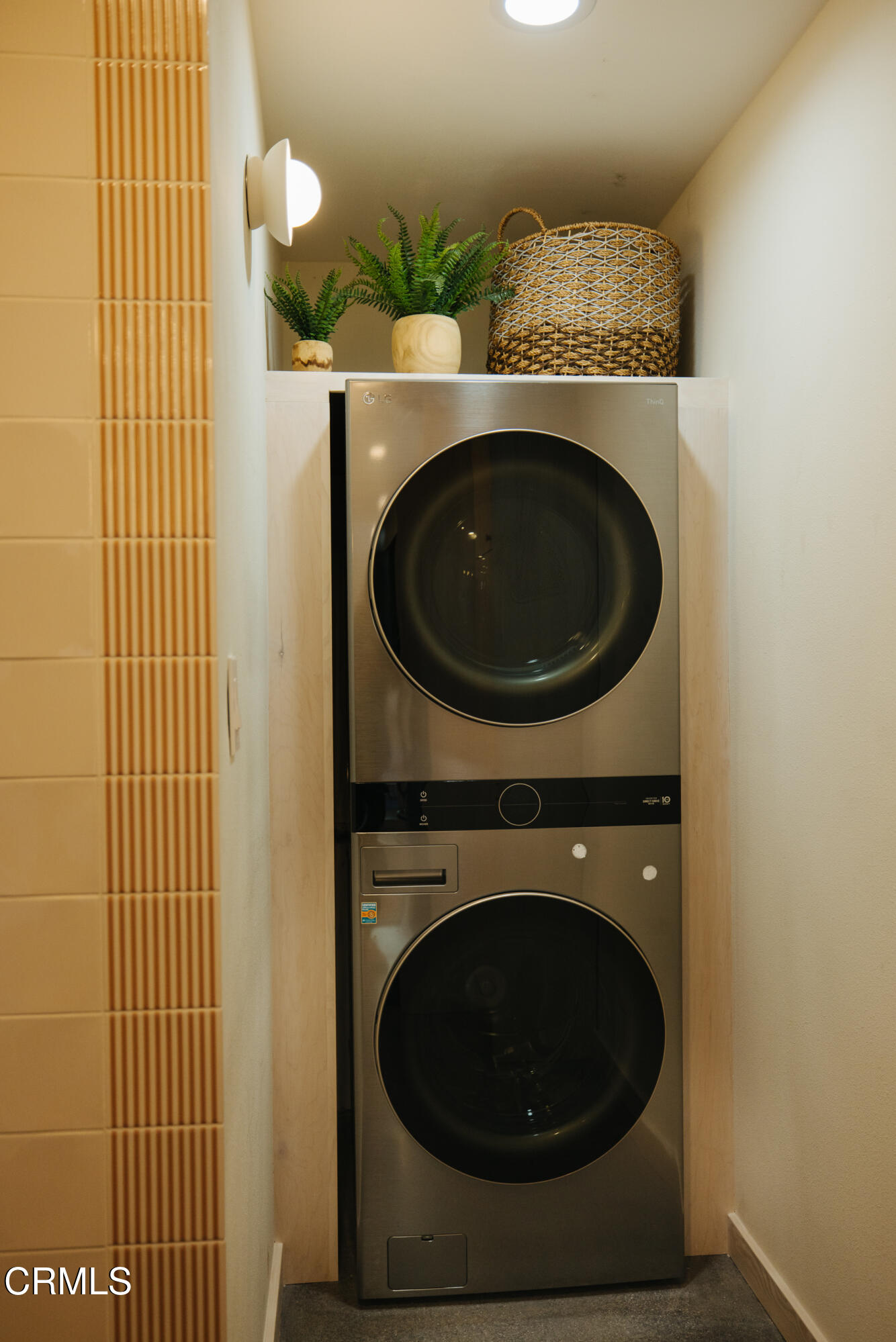 152 Arcade Drive Ventura, CA 93003 - Photo 20 of 25 a utility room with dryer and washer