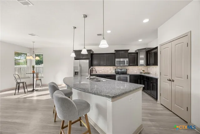 a large kitchen with kitchen island a large island in it