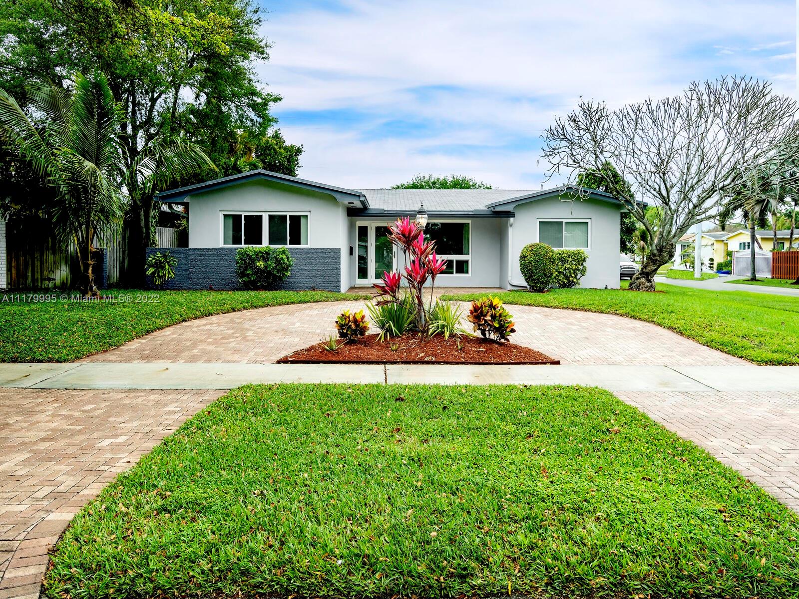 4401 West Park Road Hollywood, FL 33021 - Photo 1 of 23 a front view of house with yard and green space
