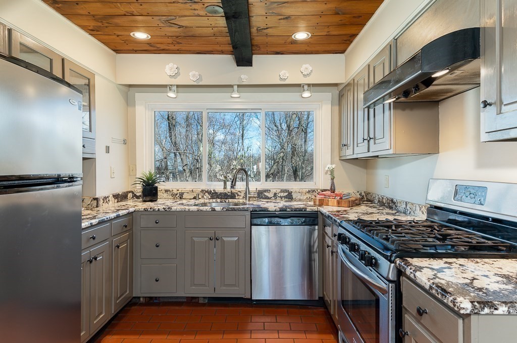 10 Quarry Street Gloucester, MA 01930 - Photo 12 of 27