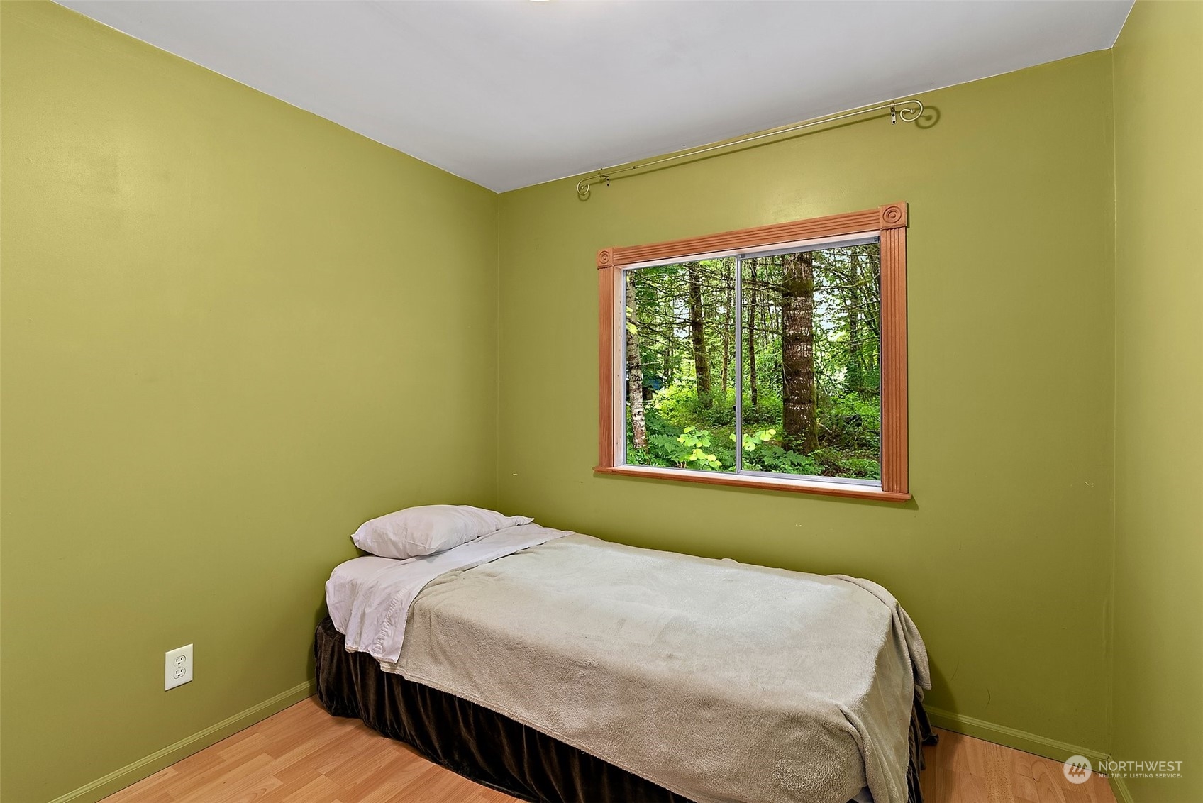 411 Leudinghaus Road Chehalis, WA 98532 - Photo 16 of 25 a bedroom with a bed and a window