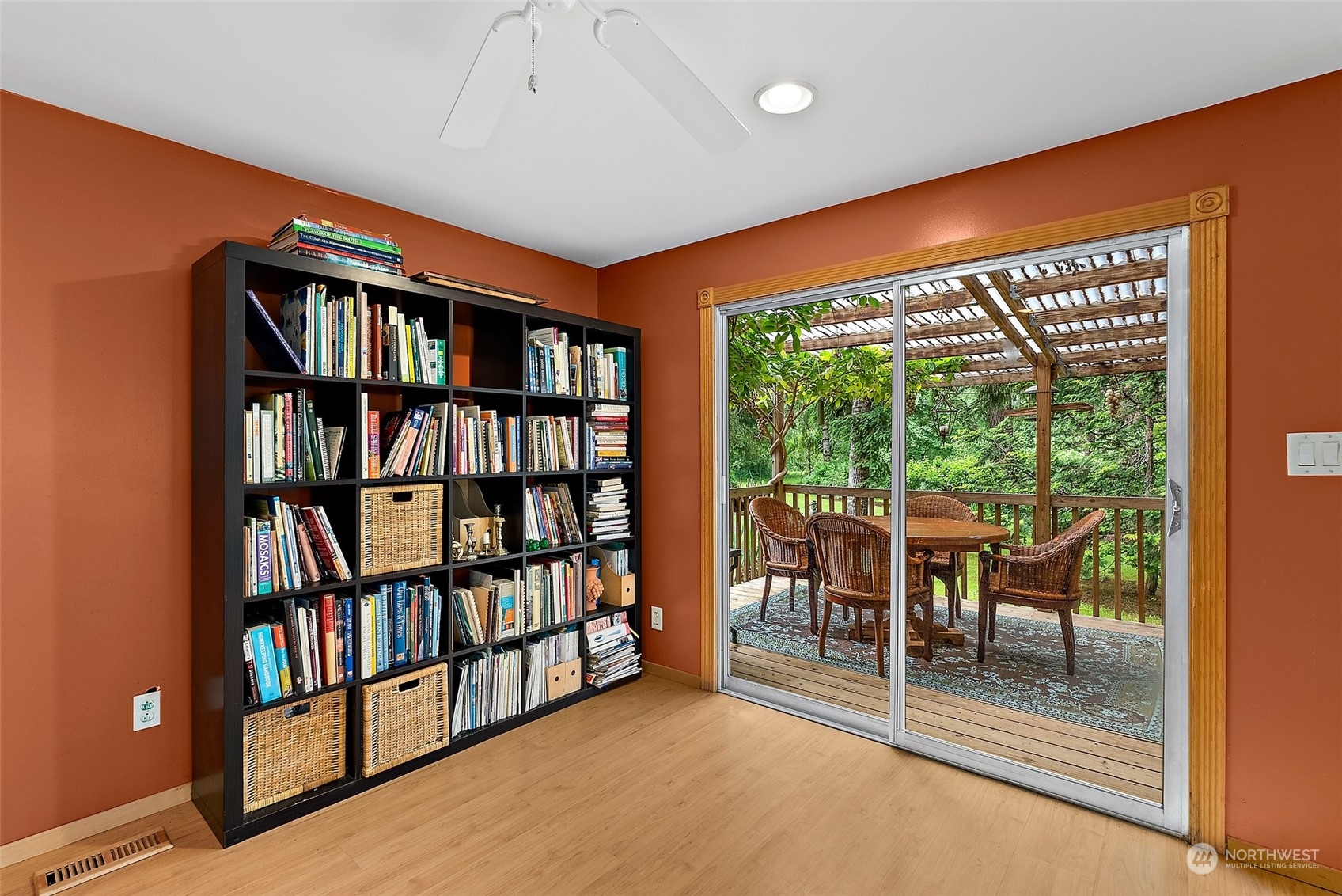 411 Leudinghaus Road Chehalis, WA 98532 - Photo 5 of 25 a view of an empty room with furniture and a book shelf