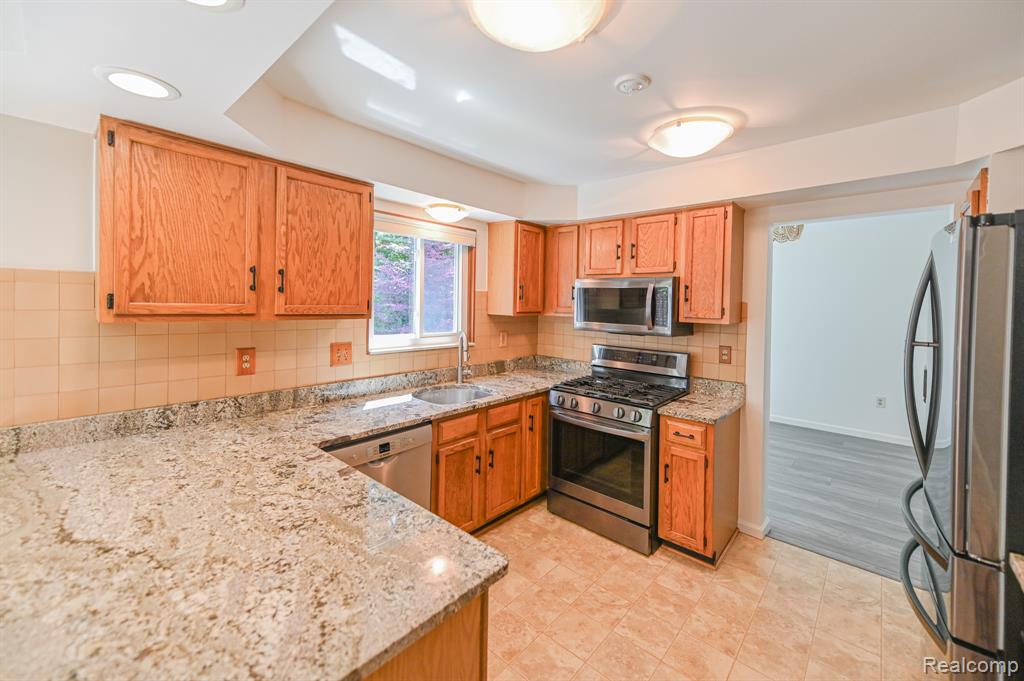 611 Ten Point Drive Rochester Hills, MI 48309 - Photo 6 of 17