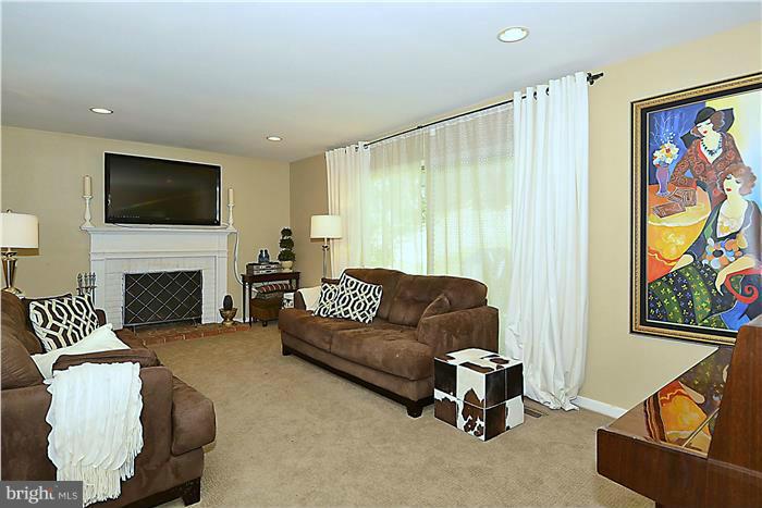 6909 Rochambeau Place Springfield, VA 22153 - Photo 13 of 29 Family Room