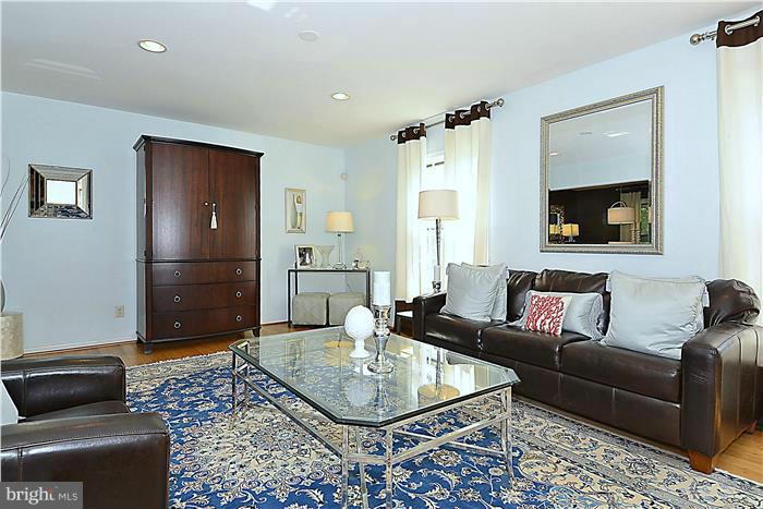 6909 Rochambeau Place Springfield, VA 22153 - Photo 4 of 29 Living Room