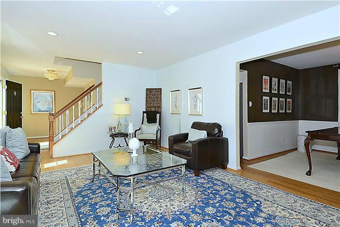 6909 Rochambeau Place Springfield, VA 22153 - Photo 5 of 29 Living Room