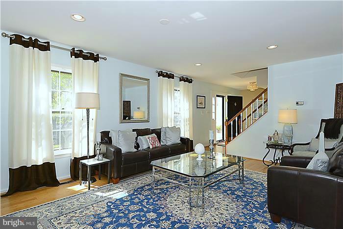 6909 Rochambeau Place Springfield, VA 22153 - Photo 6 of 29 Living Room