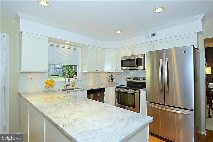 6909 Rochambeau Place Springfield, VA 22153 - Photo 9 of 29 Kitchen