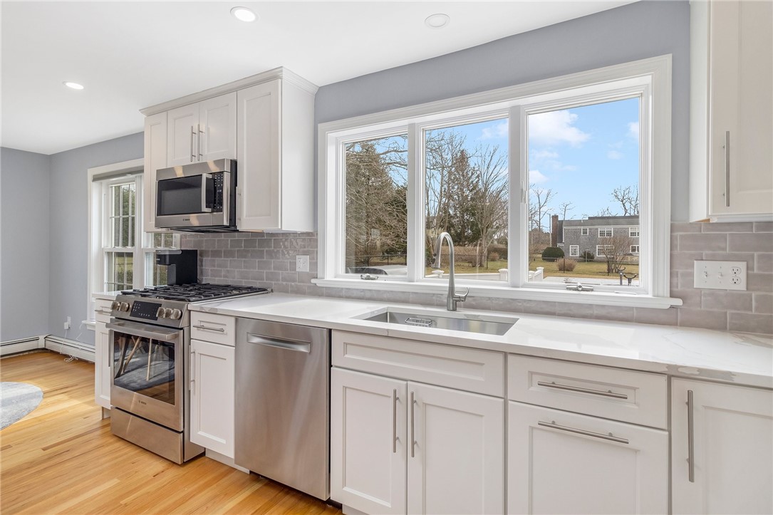 53 River Run Middletown, RI 02842 - Photo 9 of 33