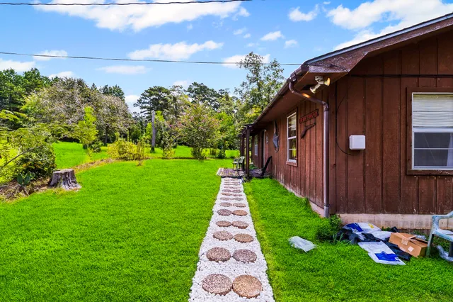 a view of a house with backyard