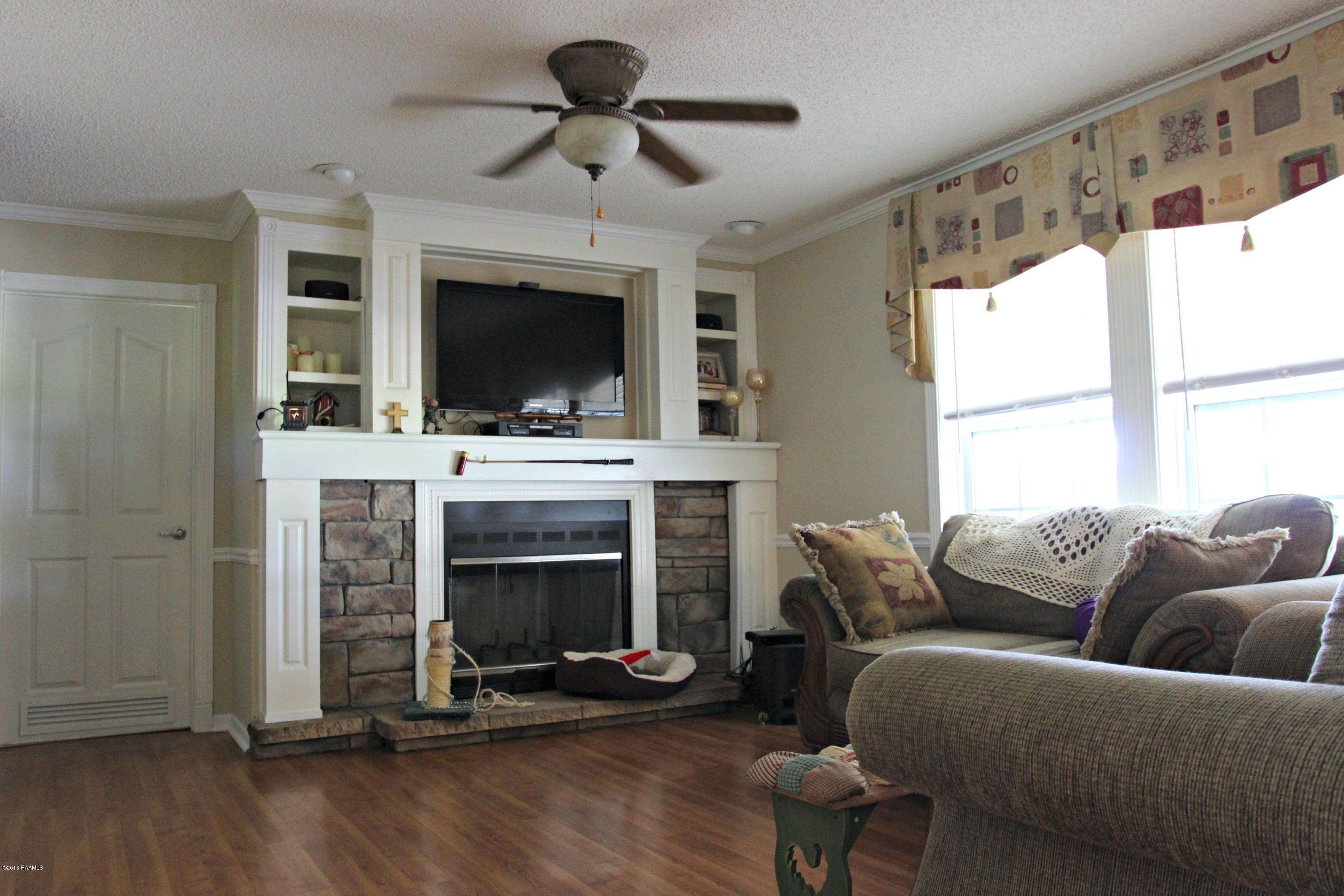 121 Andres Road Scott, LA 70583 - Photo 7 of 27 Second Living space