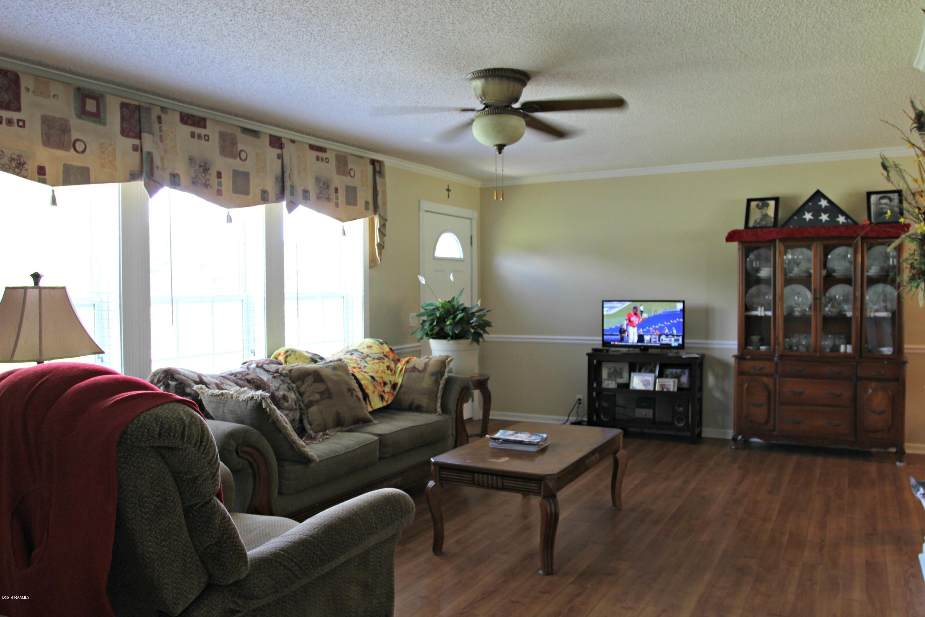 121 Andres Road Scott, LA 70583 - Photo 8 of 27 Living room 3