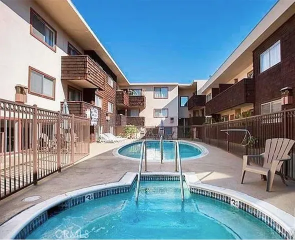 $2,449 | 5400 Newcastle Avenue, Unit 64, Encino, CA 91316